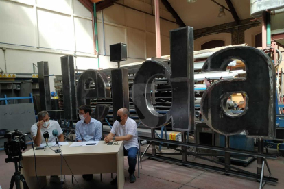 L'alcalde accidental de Lleida, Toni Postius, amb els regidors David Melé, Jaume Rutllant i Ignasi Amor, davant de les grans lletres amb el nom de 'Lleida' a les instal·lacions de l'IMO
