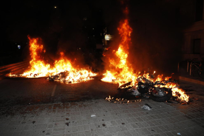 Manifestants van tirar objectes i petards contra els Mossos davant de la subdelegació.