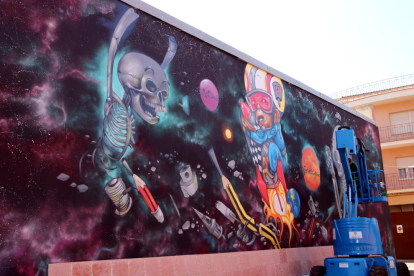 El mural que el artista leridano Rulo López está pintando en la pared junto al Ayuntamiento de Torrefarrera.