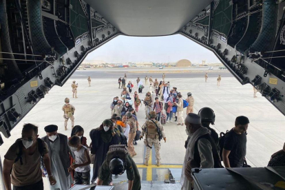 Un grupo de repatriados españoles sube al avión A400M enviado por el Gobierno de España para evacuarlos de Kabul.