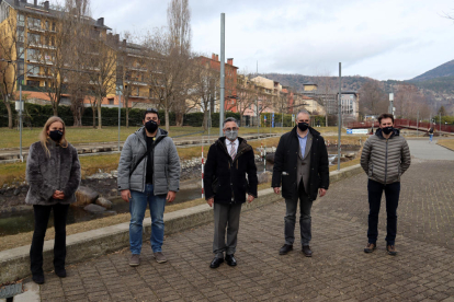 Tremosa (centro) y el alcalde de La Seu, Jordi Fàbrega (a su izquierda), ayer en la capital del Alt Urgell. 