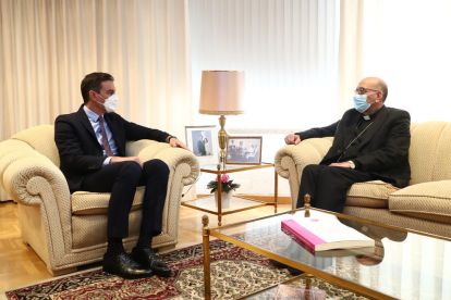 El presidente del gobierno español, Pedro Sánchez, reunido con el presidente de la Conferencia Episcopal Española, el cardenal Juan José Omella