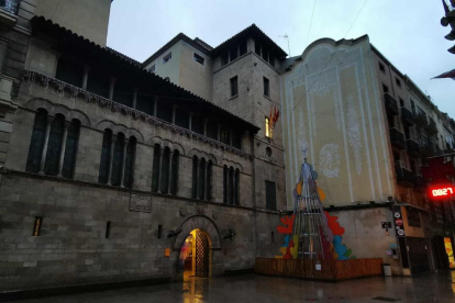 L'ajuntament de Lleida retira la pancarta a favor dels presos i el llaç groc
