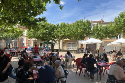 Castelldans va fer ahir un vermut musical a la plaça Catalunya.