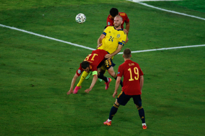 El suec Marcus Danielson disputa una pilota davant de Jordi Alba, que està caient a terra.