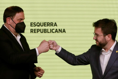 Oriol Junqueras y Pere Aragonès saludándose el domingo tras conocer el resultado electoral.