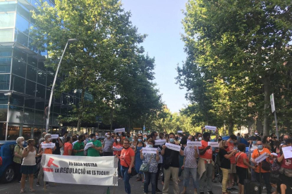 Un centenar de persones es van concentrar ahir davant de la seu del PSC a Barcelona contra el recurs.