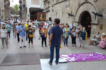 Els cantaires es van reunir ahir, com cada dilluns, davant de la Paeria per la llibertat dels presos.
