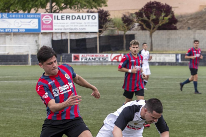 Florica, del Tàrrega, disputa la pilota davant d’un jugador del Borges mentre n’arriba un altre per ajudar-lo.