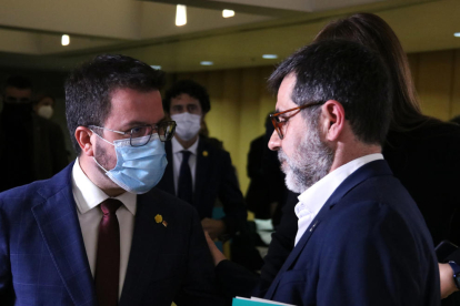 El vicepresident del Govern i candidat d'ERC, Pere Aragonès, amb el secretari general de JxCat, Jordi Sànchez, després de la compareixença del segon el 23 de març.