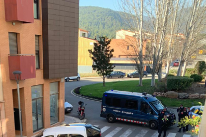 Els mossos van tallar el carrer per registrar el pis del pistoler.