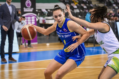 La veterana Annemarie Godri-Parau supera Laura Peña, jugadora del Cadí la Seu.