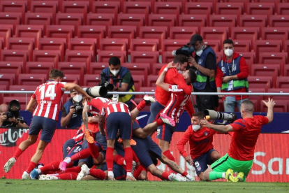 Los jugadores del Atlético celebran eufóricos el gol de Luis Suárez que les daba la victoria.