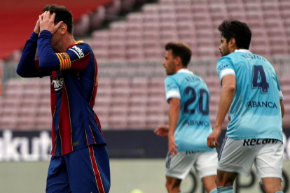 Messi es lamenta en un moment del partit d'ahir després d'una nova desfeta del seu equip.