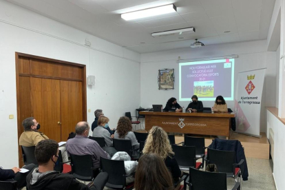Imagen de la reunión que se celebró ayer en Torregrossa. 