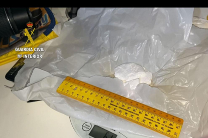 La Guàrdia Civil ha decomissat 72 grams de cocaïna.