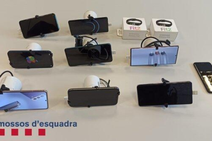 Telèfons mòbils i rellotges digitals recuperats pels Mossos als tres detinguts a Òdena.
