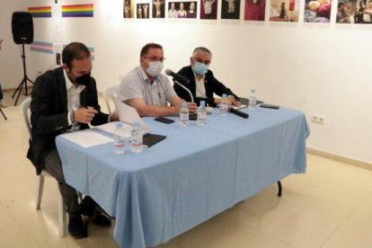 El vicepresidente de la Diputació de Lleida, Jordi Latorre, y el alcalde de Seròs, Josep Antoni Romia, durante la presentación de las ayudas de la diputación a los ayuntamientos para la campaña de la fruta.