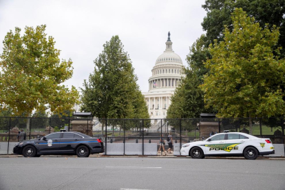 El Capitoli, envoltat amb una tanca negra i amb cotxes de policia.