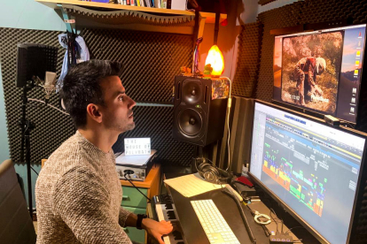 El leridano José R. Madrid, en su estudio de grabación en plena composición de la musica del film.