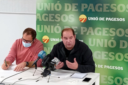 Els responsables de sectors ramaders d'Unió de Pagesos, Jordi Armengol, i d'integració, Nèstor Serra, (d'esquerra a dreta) en roda de premsa a Lleida.