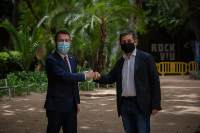 Aragonès y Sànchez sellaron así ante la prensa su pacto en los jardines del Palau Robert, en Barcelona.