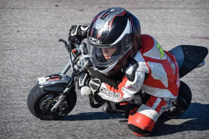 Aleix posa junto a la moto que pilota en las FIM MiniGP World Series que arrancaron hace una semana.