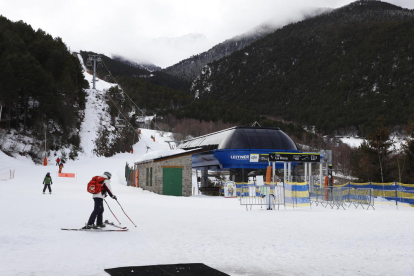 Uns quants esquiadors a l'estació d'Espot Esquí.