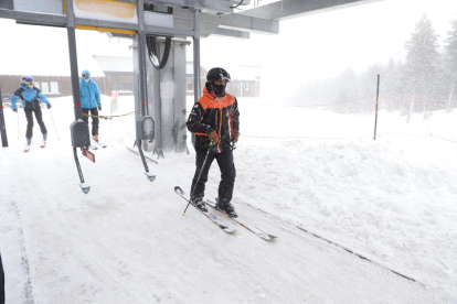 Uns quants esquiadors ahir a l’estació d’Espot Esquí.