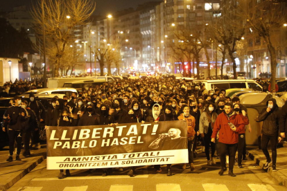 Unas dos mil personas participaron en la marcha de apoyo a Pablo Hasél en la tarde de ayer en Lleida.
