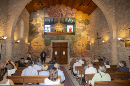 El mural llueix a la paret interior d’entrada de l’ermita, just a l’obertura del cor.
