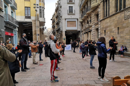 Representantes de clubes y entidades deportivas de la ciudad aplauden tras la lectura del manifiesto.