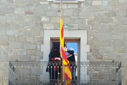 Dol oficial a Sanaüja - L’alcaldessa de la localitat natal de Joan Margarit, Gemma Martínez Sangrà, va ajudar a arriar a mig pal la senyera del balcó de l’ajuntament, que va decretar tres dies de dol oficial per la mort del seu fill il·lus ...