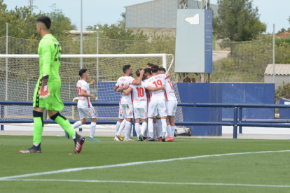 Jugadors del Lleida celebren el gol de la victòria dissabte passat al camp de l’At. Llevant.