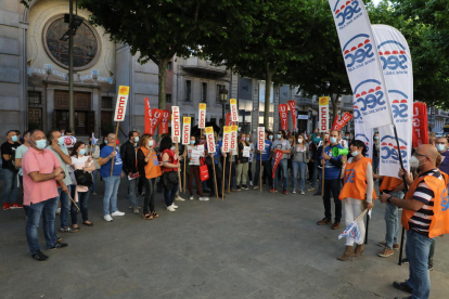 Concentració ahir a Lleida contra l’ERO del BBVA.