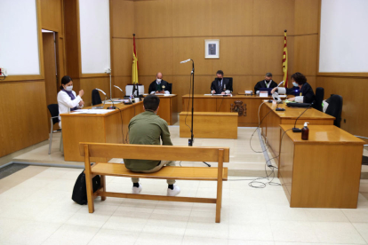 Judici - El primer adult jutjat a l’Audiència de Barcelona pels disturbis postsentència de l’1-O va negar ahir haver llançat pedres als policies. La fiscalia li demana set anys de presó per desordres públics i atemptat contra l’autoritat ...