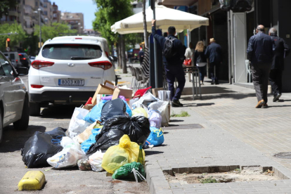 Bolsas de basura ayer en Prat de la Riba.