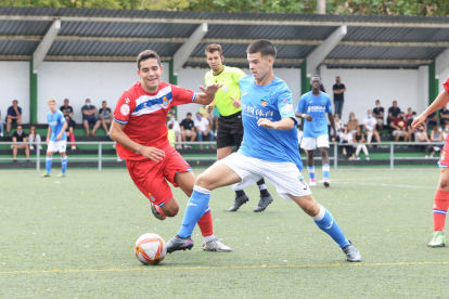 Un jugador del Lleida porta la pilota davant d’un oponent.