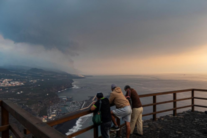 Unos turistas contemplan el Valle de Aridane desde un mirador en Tazacorte, cuando se cumplieron ayer 59 días desde la erupción del volcán de Cumbre Vieja.