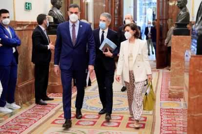 El presidente del Gobierno, Pedro Sánchez , acompañado de la vicepresidenta primera, Carmen Calvo y el ministro del Interior, Fernando Grande Marlaska, a su llegada a la sesión de control de este miércoles en el Congreso.