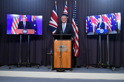 El ‘premier’ australiano, Scott Morrison, con Johnson y Biden, el jueves, anunciando el acuerdo.