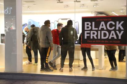 Muchas tiendas del Eix ya tienen carteles anunciando descuentos de cara al Black Friday. 