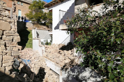 La caída de un muro de piedra antiguo obliga a desalojar dos fincas en Tàrrega