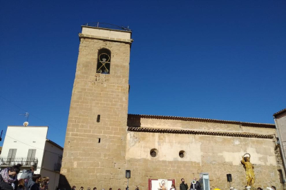 L’alcalde de Montoliu de Lleida, ahir amb un dels veïns de 80 anys homenatjats.