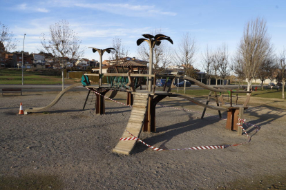 Un parque infantil precintado en Alcarràs, ayer por la tarde. Están cerrados desde el viernes. 