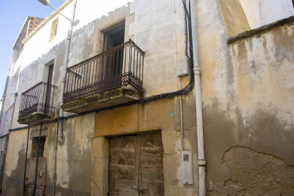 Imatge de la façana de Cal Vallverdú.