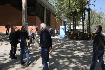 Personas de 60 a 65 años hacían cola ayer para vacunarse en el pabellón Onze de Setembre de Lleida.