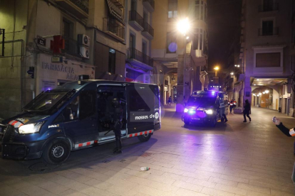 Furgons dels Mossos d'Esquadra al carrer Major de Lleida després de dissoldre grups de manifestants.