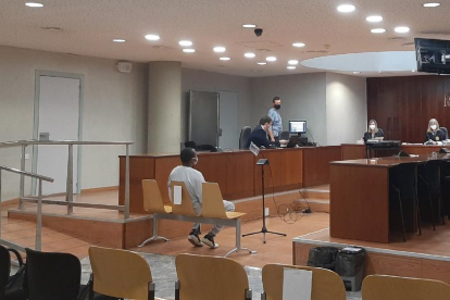 El acusado durante la celebración del juicio ayer en la Audiencia de Lleida. 