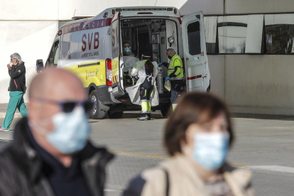Una ambulància davant de l'Hospital La Fe de València
